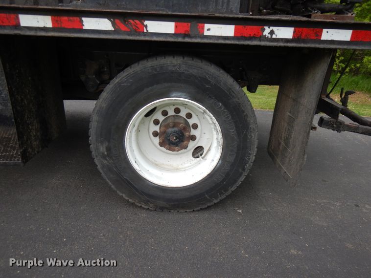 image for item IT9424 2005 Freightliner Business Class M2  oil distributor truck