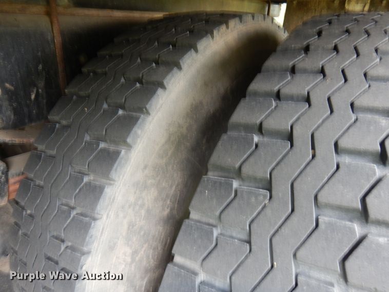 image for item IT9424 2005 Freightliner Business Class M2  oil distributor truck