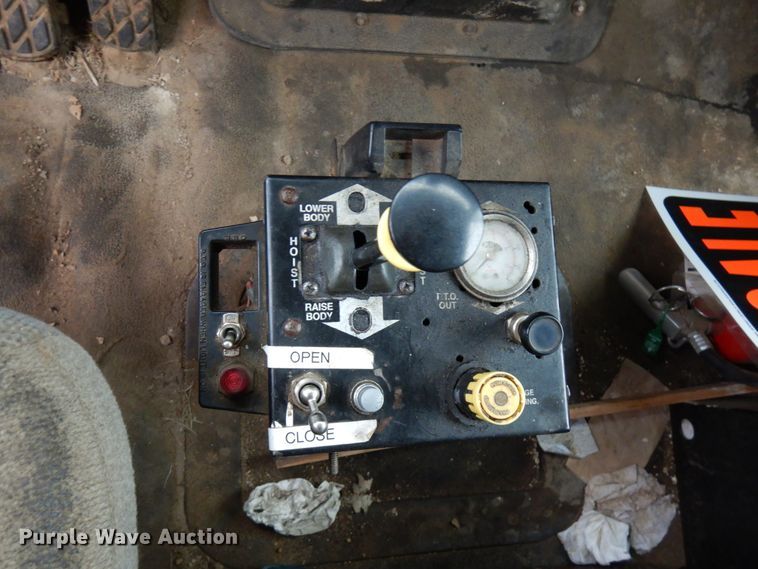 image for item IT9473 1999 Sterling L-Line  dump truck