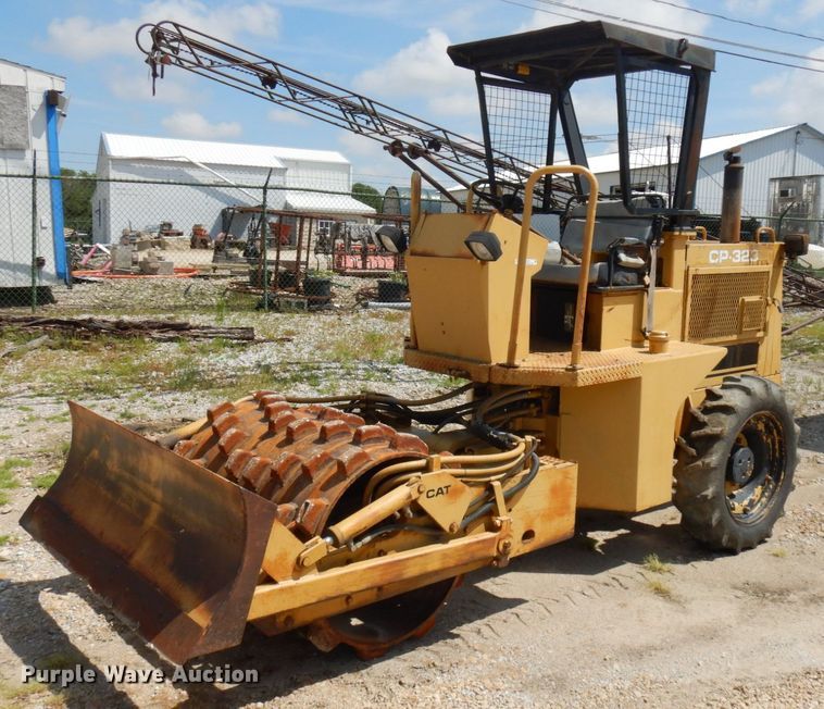 image for item IT9479 1992 Caterpillar CP-323  single drum roller