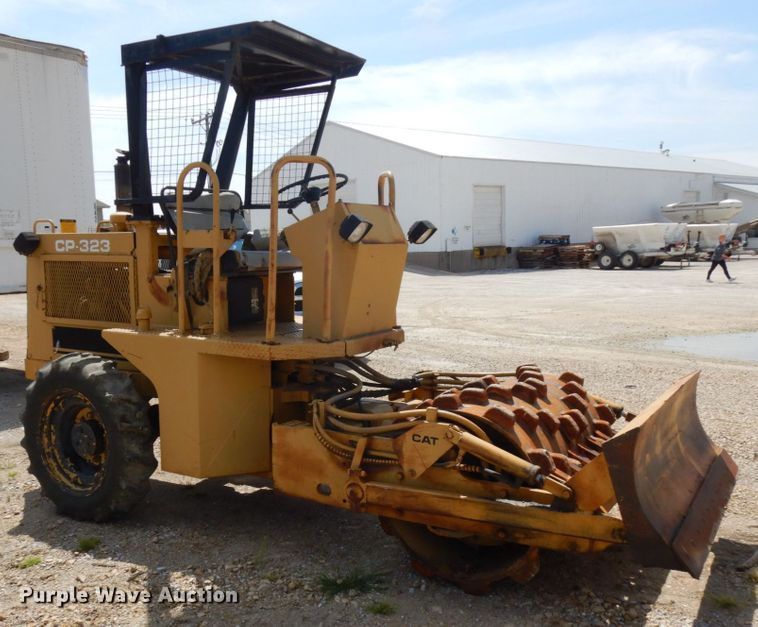 image for item IT9479 1992 Caterpillar CP-323  single drum roller