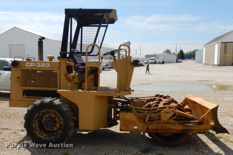 image for item IT9479 1992 Caterpillar CP-323  single drum roller