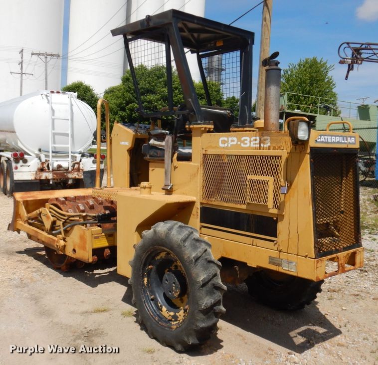 image for item IT9479 1992 Caterpillar CP-323  single drum roller