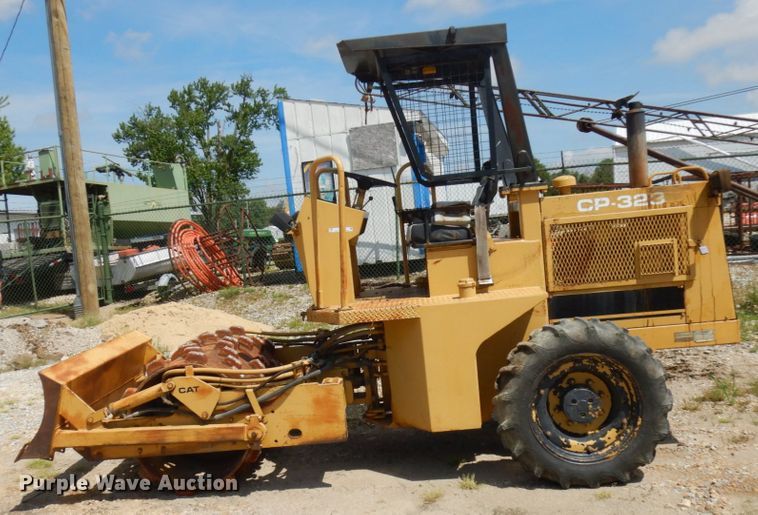 image for item IT9479 1992 Caterpillar CP-323  single drum roller