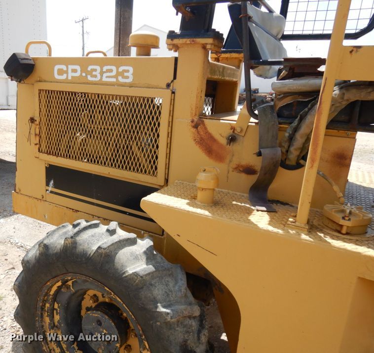 image for item IT9479 1992 Caterpillar CP-323  single drum roller