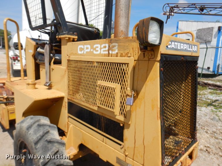 image for item IT9479 1992 Caterpillar CP-323  single drum roller