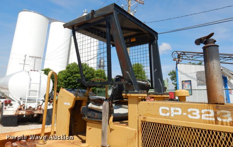 image for item IT9479 1992 Caterpillar CP-323  single drum roller