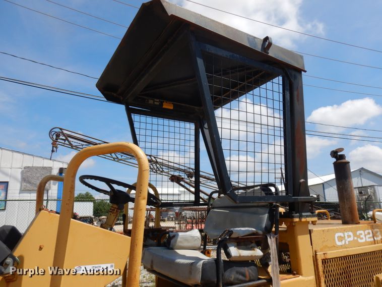 image for item IT9479 1992 Caterpillar CP-323  single drum roller