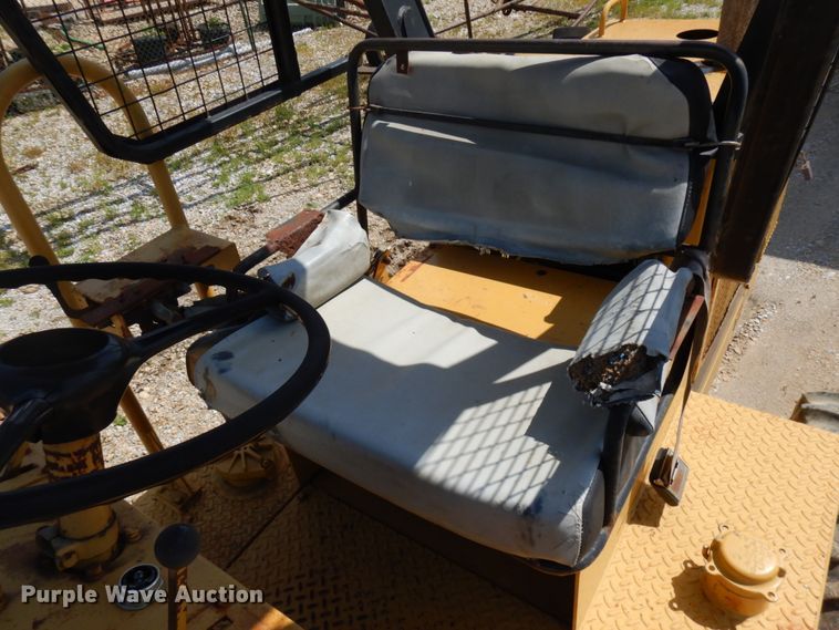 image for item IT9479 1992 Caterpillar CP-323  single drum roller