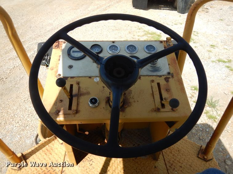 image for item IT9479 1992 Caterpillar CP-323  single drum roller