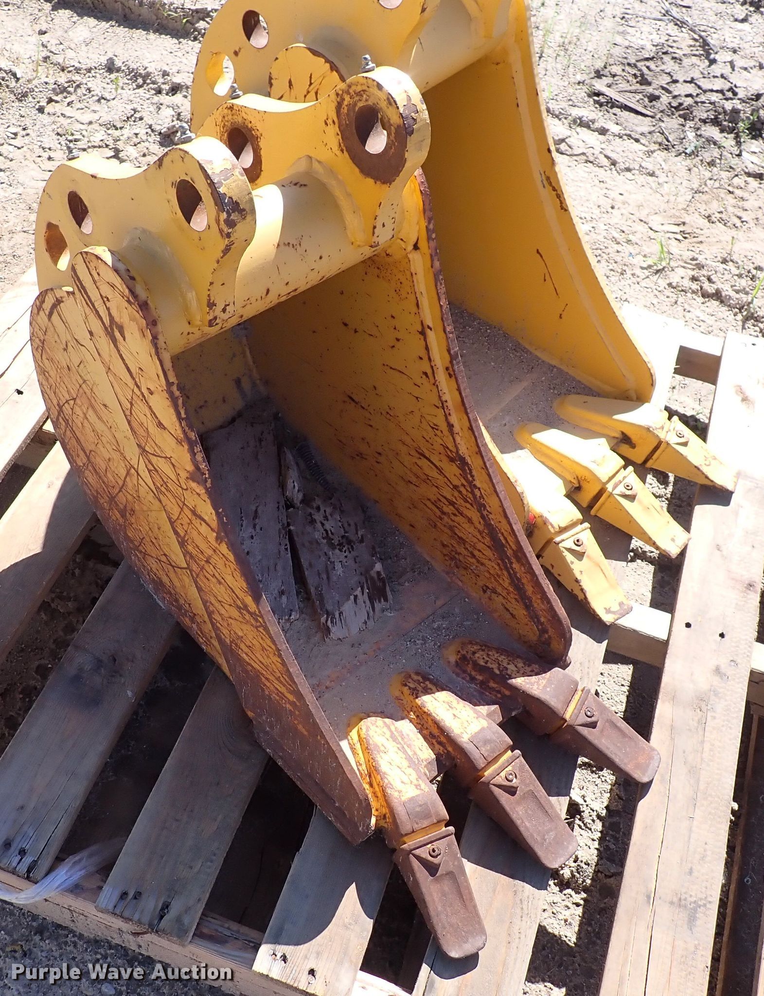 (2) John Deere excavator buckets in Wichita, KS Item IV9276 sold