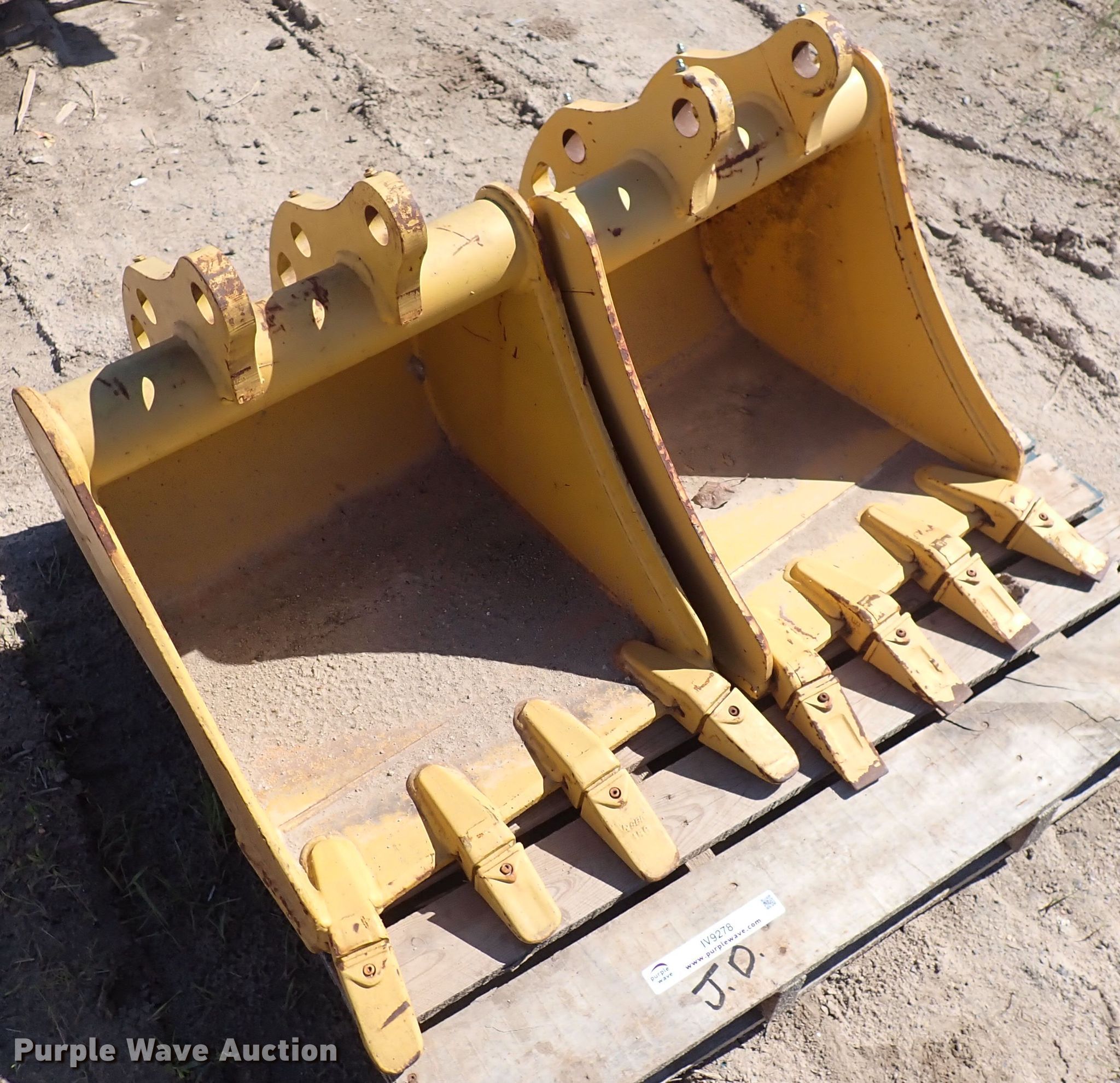 (2) John Deere excavator buckets in Wichita, KS Item IV9278 sold