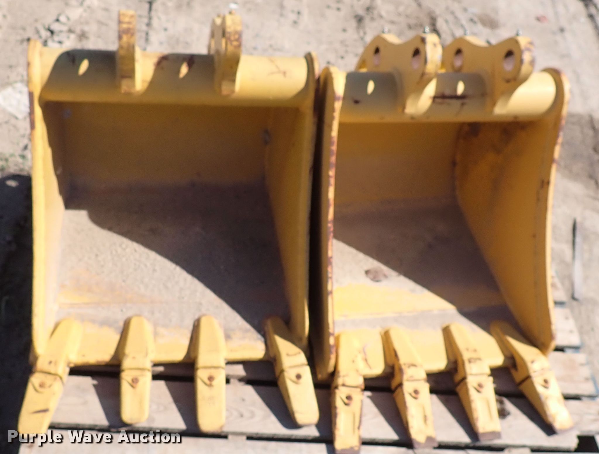 (2) John Deere excavator buckets in Wichita, KS Item IV9278 sold