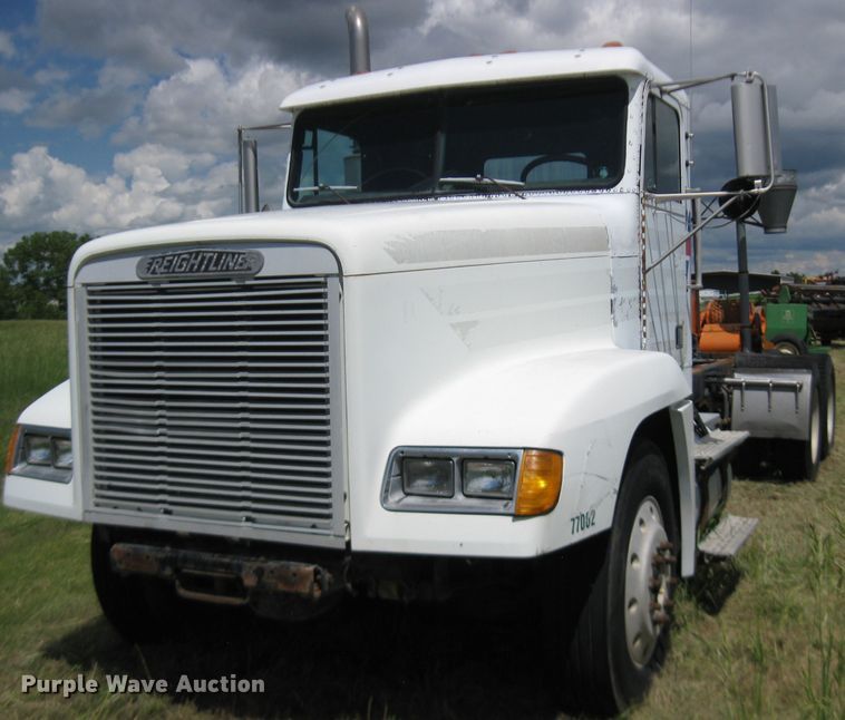 image for item DF4712 1994 Freightliner FLD120  truck cab and chassis
