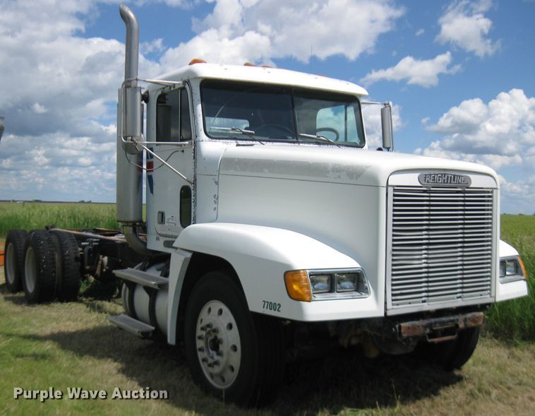 image for item DF4712 1994 Freightliner FLD120  truck cab and chassis