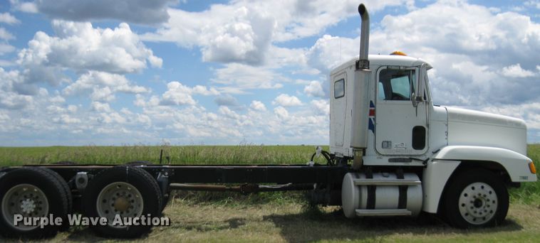 image for item DF4712 1994 Freightliner FLD120  truck cab and chassis