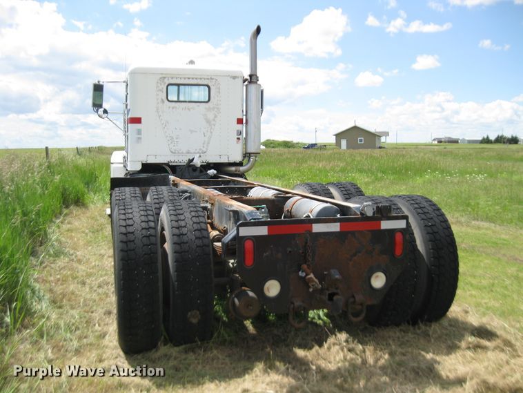 image for item DF4712 1994 Freightliner FLD120  truck cab and chassis