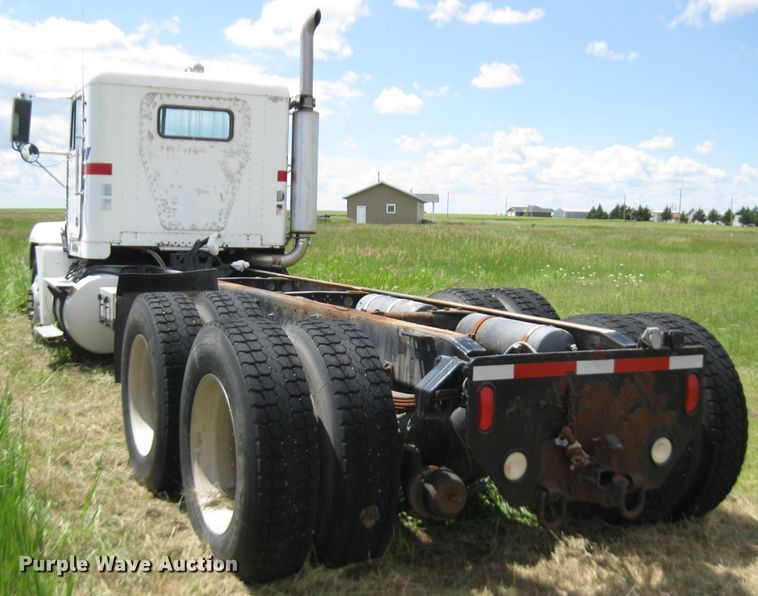 image for item DF4712 1994 Freightliner FLD120  truck cab and chassis