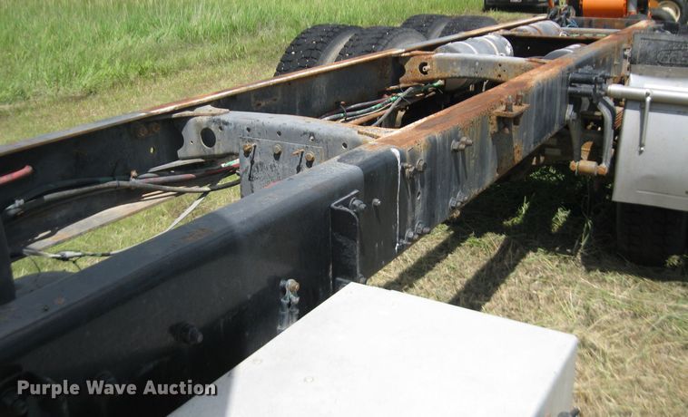 image for item DF4712 1994 Freightliner FLD120  truck cab and chassis