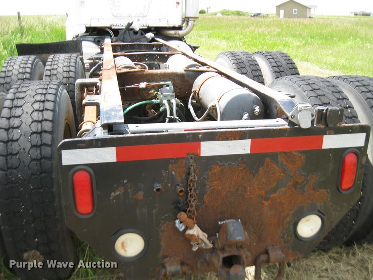 image for item DF4712 1994 Freightliner FLD120  truck cab and chassis