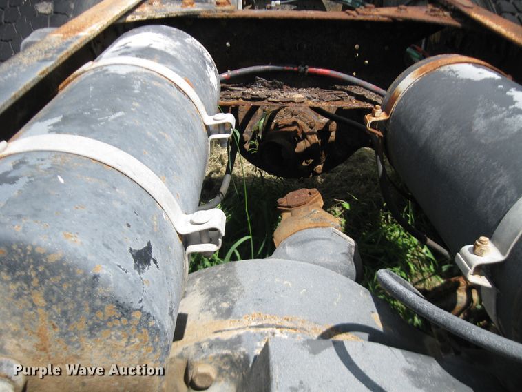 image for item DF4712 1994 Freightliner FLD120  truck cab and chassis