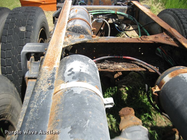 image for item DF4712 1994 Freightliner FLD120  truck cab and chassis