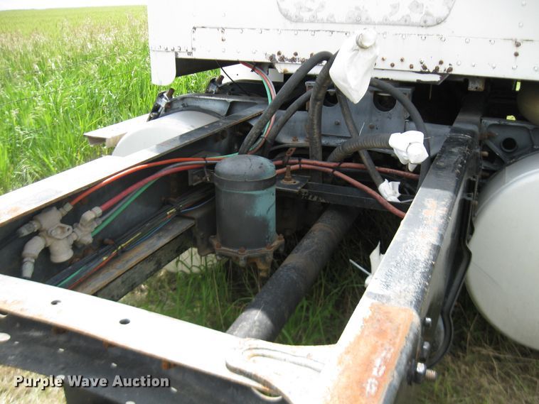 image for item DF4712 1994 Freightliner FLD120  truck cab and chassis