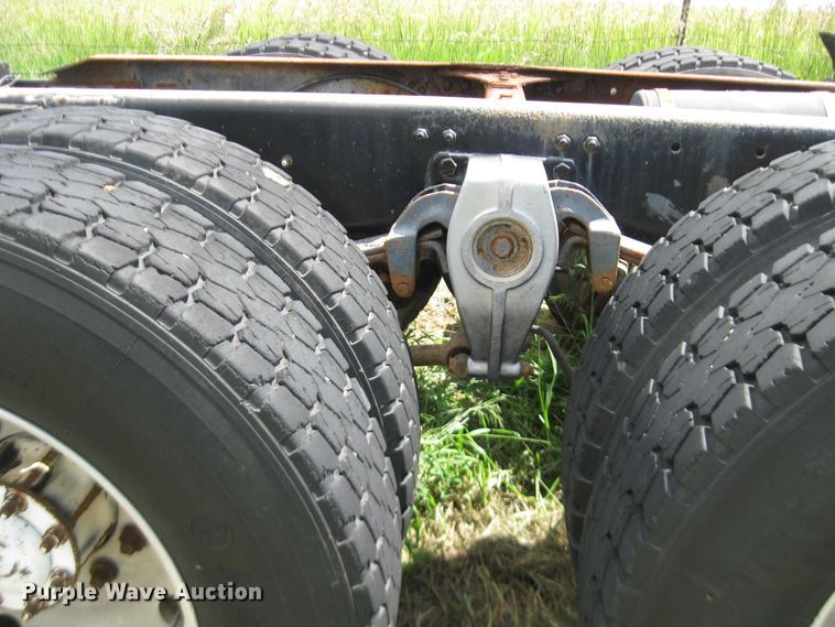 image for item DF4712 1994 Freightliner FLD120  truck cab and chassis