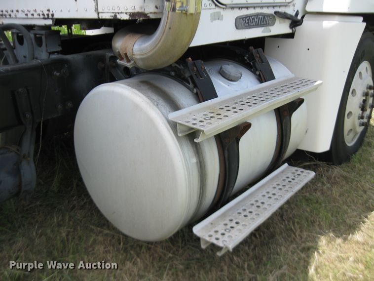 image for item DF4712 1994 Freightliner FLD120  truck cab and chassis