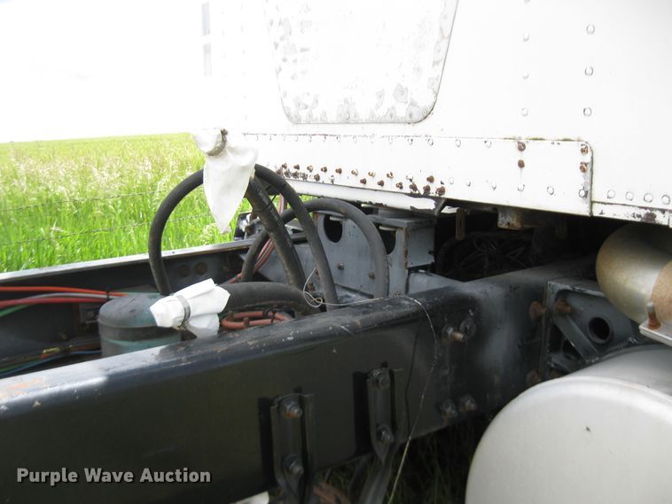 image for item DF4712 1994 Freightliner FLD120  truck cab and chassis