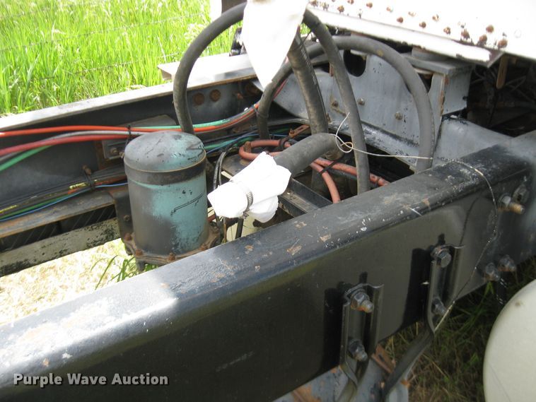 image for item DF4712 1994 Freightliner FLD120  truck cab and chassis