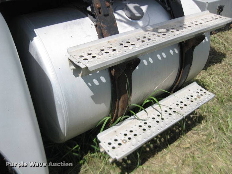 image for item DF4712 1994 Freightliner FLD120  truck cab and chassis