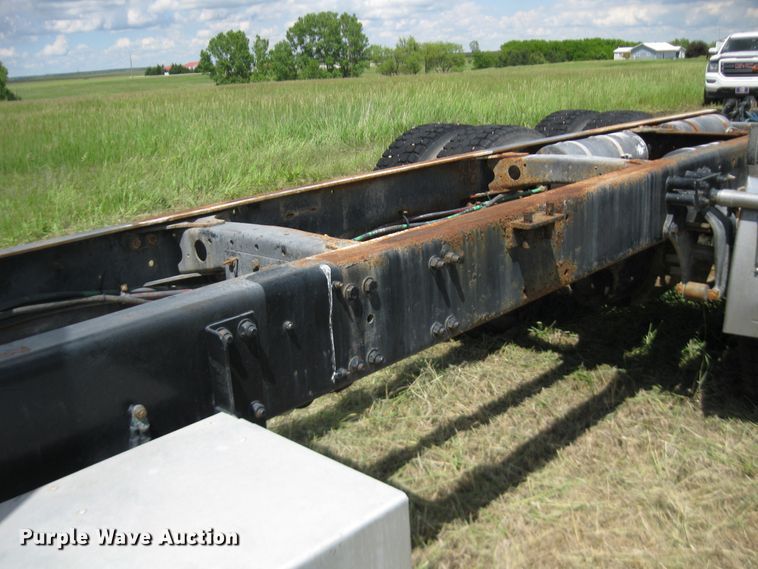 image for item DF4712 1994 Freightliner FLD120  truck cab and chassis