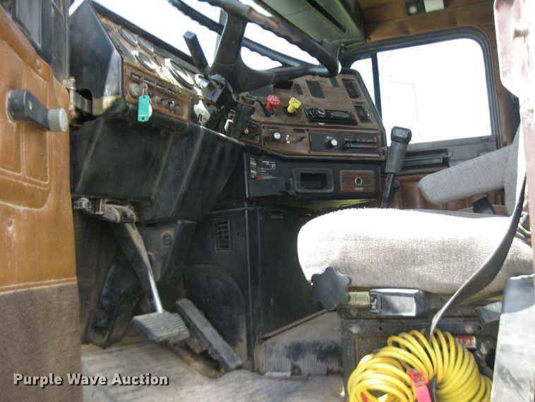 image for item DF4712 1994 Freightliner FLD120  truck cab and chassis