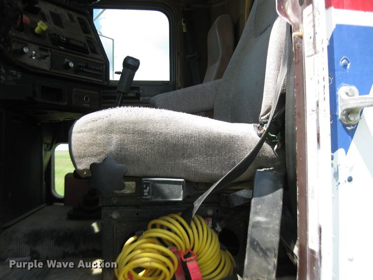 image for item DF4712 1994 Freightliner FLD120  truck cab and chassis