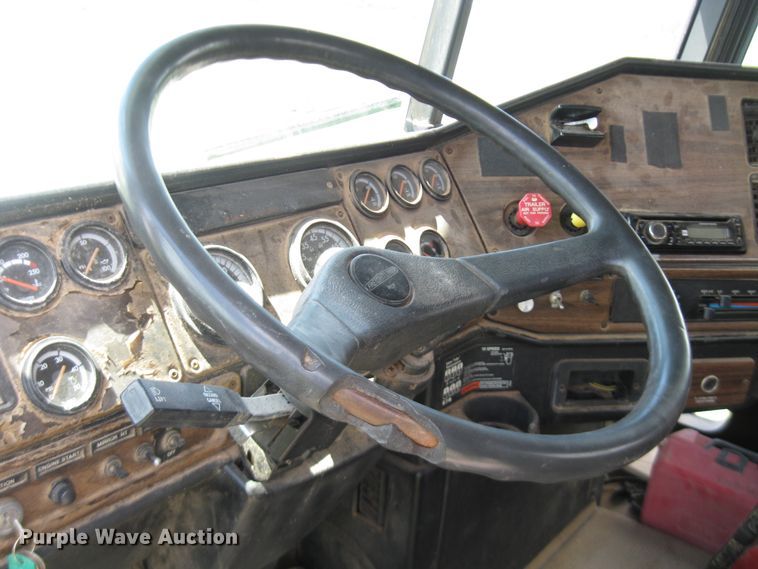 image for item DF4712 1994 Freightliner FLD120  truck cab and chassis