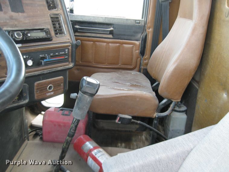 image for item DF4712 1994 Freightliner FLD120  truck cab and chassis