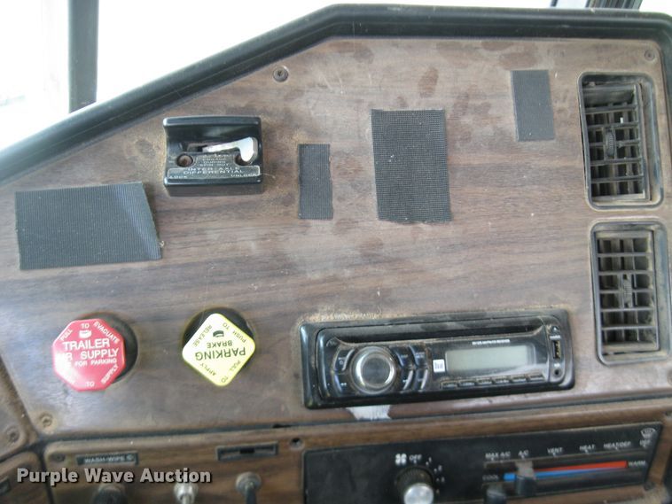 image for item DF4712 1994 Freightliner FLD120  truck cab and chassis