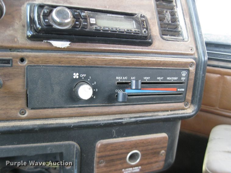 image for item DF4712 1994 Freightliner FLD120  truck cab and chassis