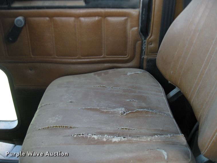 image for item DF4712 1994 Freightliner FLD120  truck cab and chassis