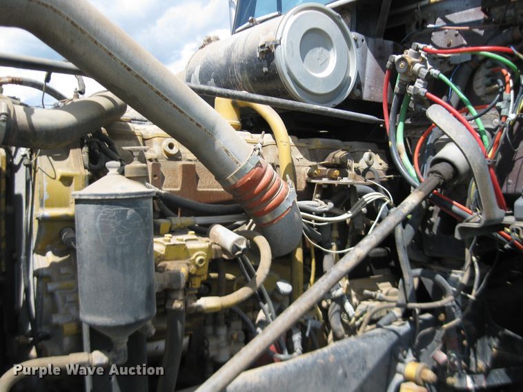 image for item DF4712 1994 Freightliner FLD120  truck cab and chassis