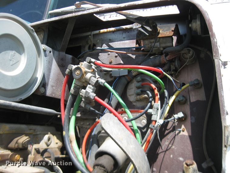 image for item DF4712 1994 Freightliner FLD120  truck cab and chassis