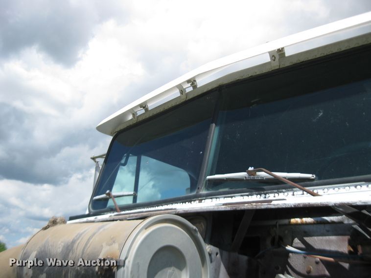 image for item DF4712 1994 Freightliner FLD120  truck cab and chassis