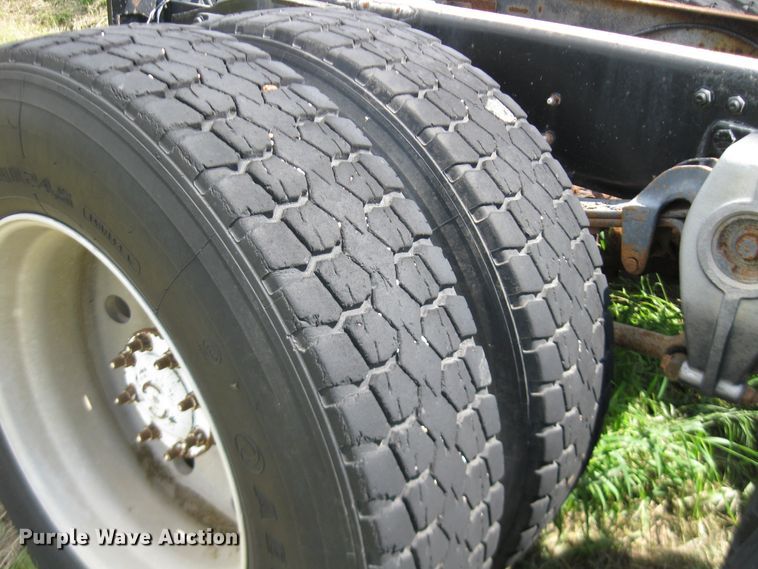 image for item DF4712 1994 Freightliner FLD120  truck cab and chassis