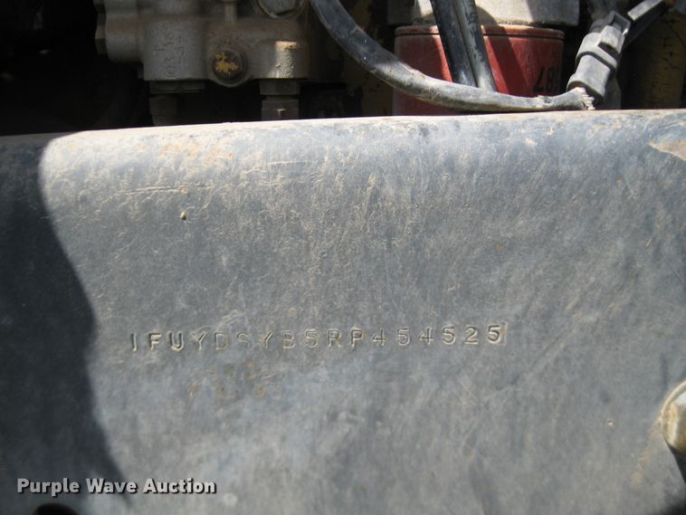 image for item DF4712 1994 Freightliner FLD120  truck cab and chassis