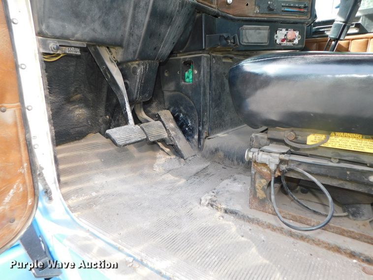 image for item DK8550 1993 Freightliner FLD120  nurse tank truck