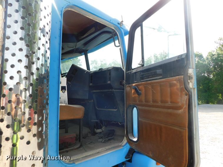 image for item DK8550 1993 Freightliner FLD120  nurse tank truck