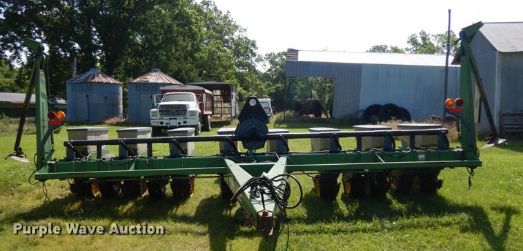 image for item ID9977 John Deere 7200  no-till planter