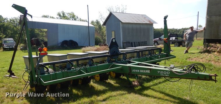 image for item ID9977 John Deere 7200  no-till planter