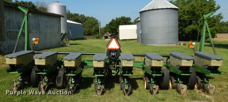 image for item ID9977 John Deere 7200  no-till planter
